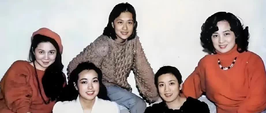 刘晓庆与张金玲、李秀明、蔡敏等的一张合影！那个年代的演员很多都是素颜，自然美，更
