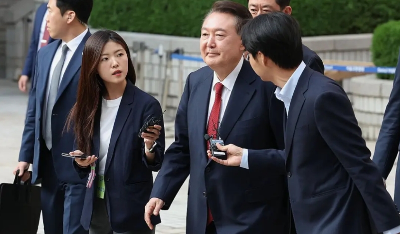 尹锡悦出事后近况照片：出席第五次庭审。一语不发。
时间是5月26日上午。
当天上