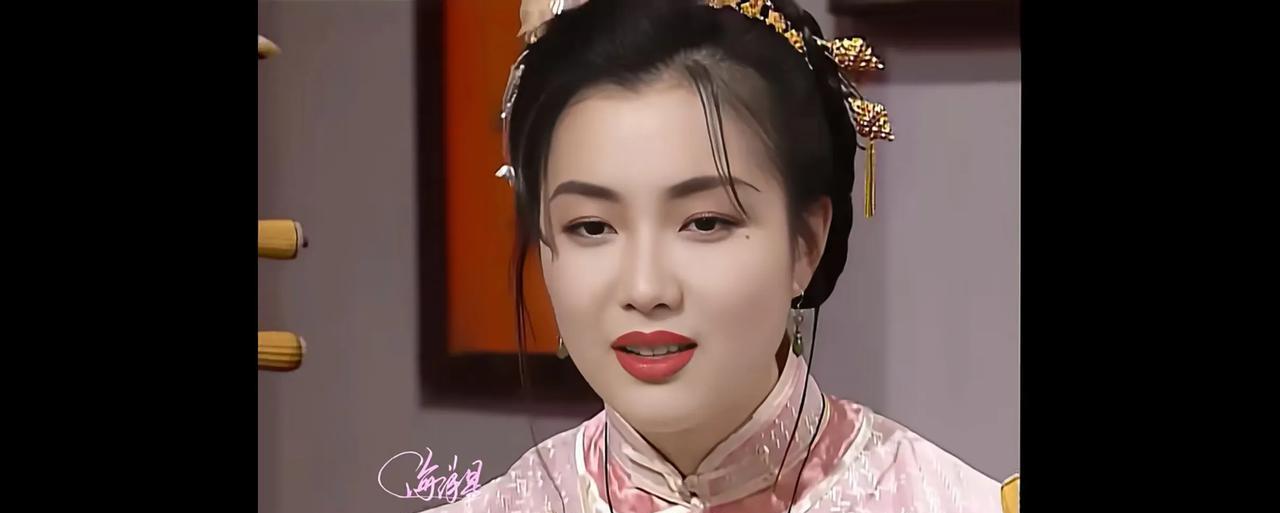 最近重温一部超绝港剧，全程都在“哇塞”！
开场我就脸盲了，瞅着女主，恍惚以为是郭