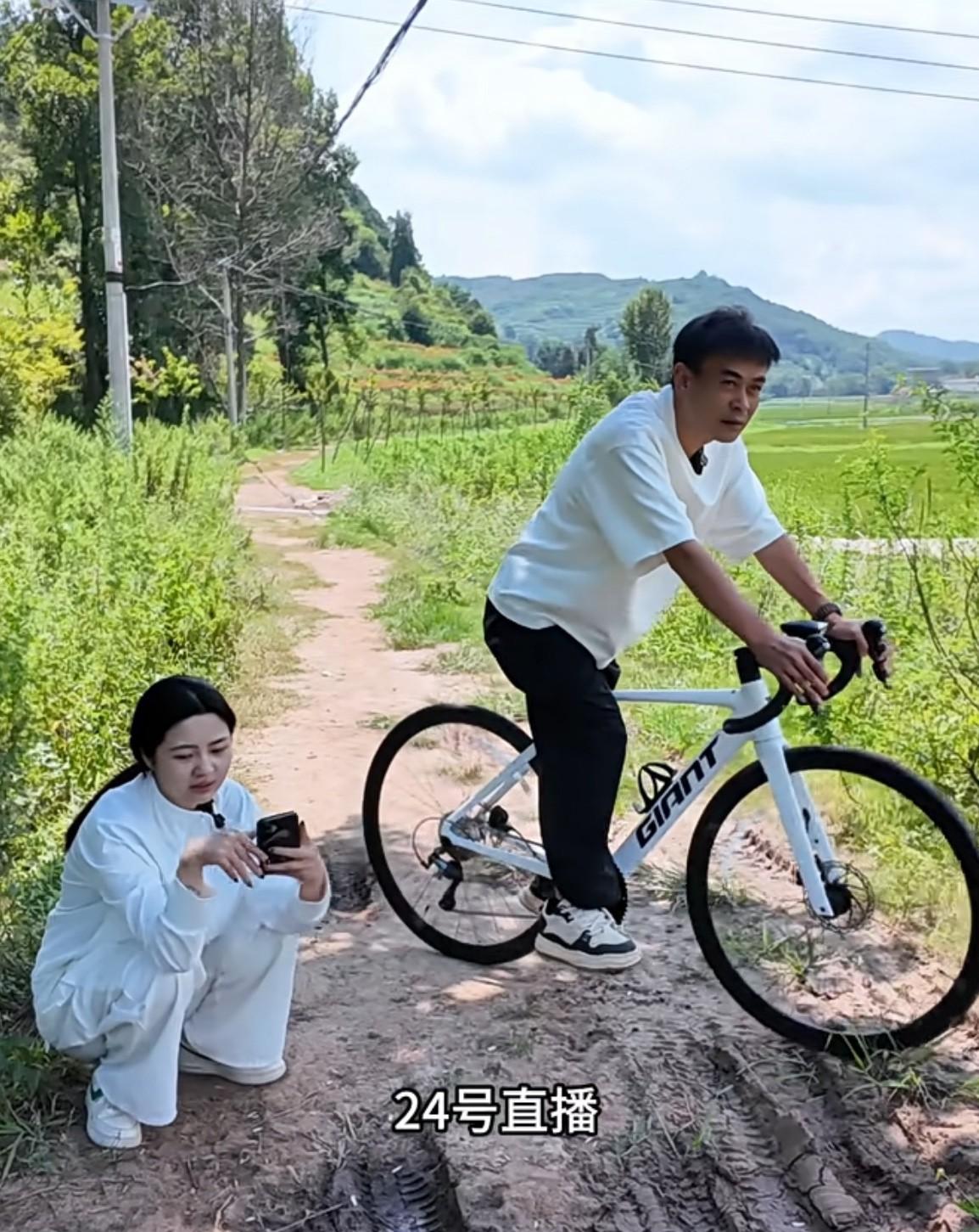 小梦到底还是太年轻，说话比较直白，不太注重分寸。她把向晗在云南的直播相关事务调侃