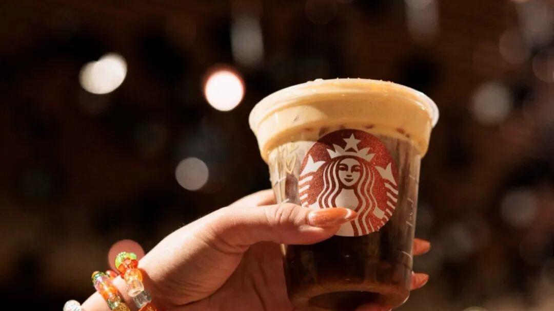 今天，星巴克2025财年业绩出炉：CEO很高兴在华重回增长轨道，中国业务潜在股权出售将带来“三重价值