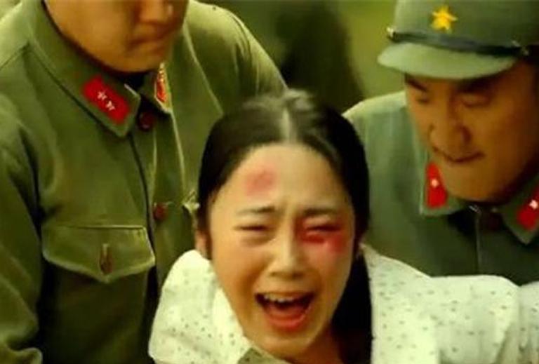 6个日本兵扒光母女俩的衣服，自己也脱得一丝不挂，借着酒劲搂着母女俩人又唱又跳，还