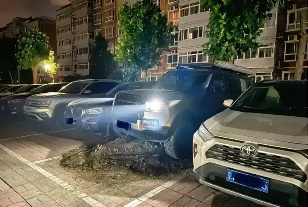 为霸占车位，越野车为自己设计了个专属车位