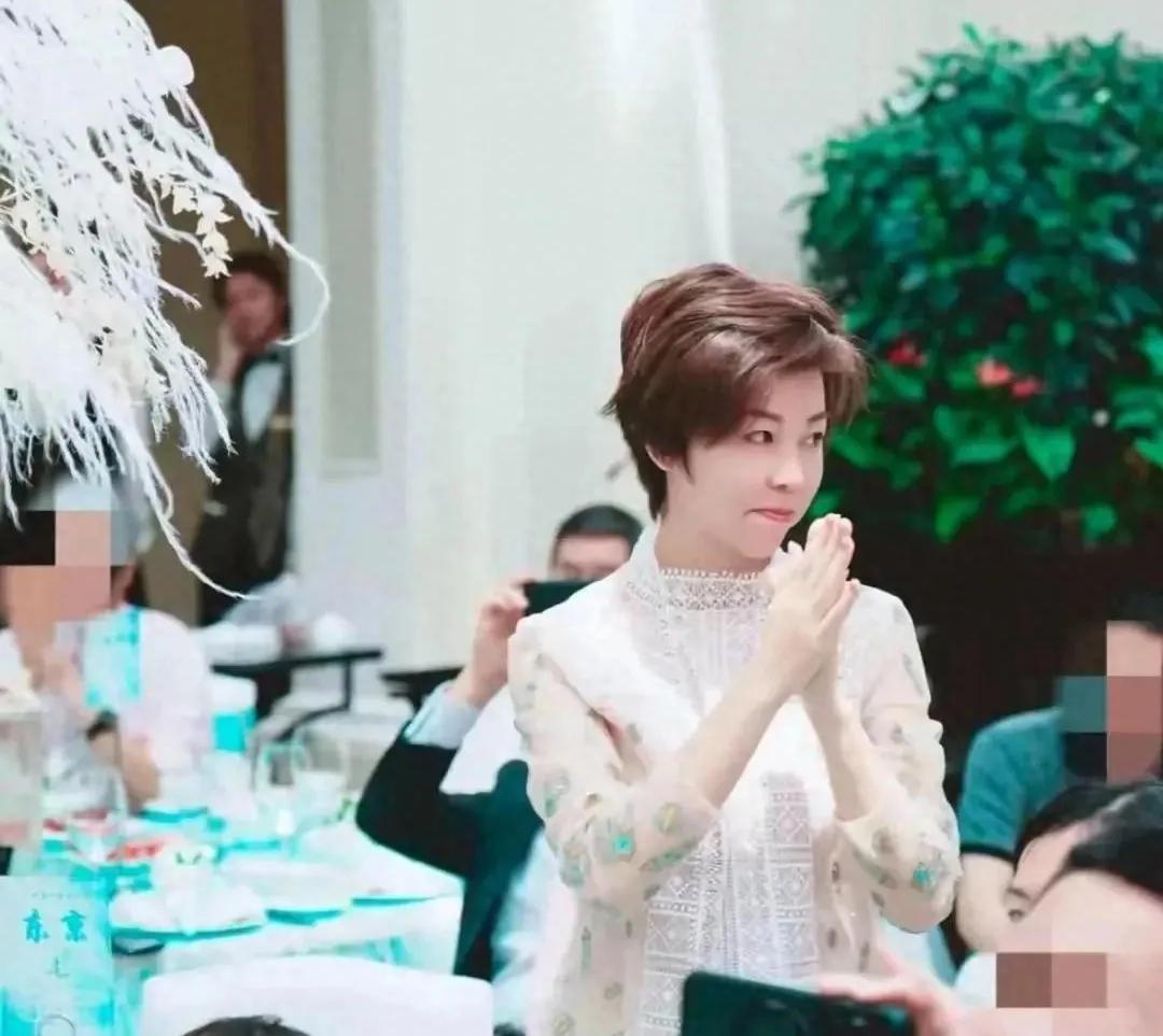 看到出现在李隼女儿婚礼现场的张怡宁，给人眼前一亮的感觉，比运动员时期好看多了。知
