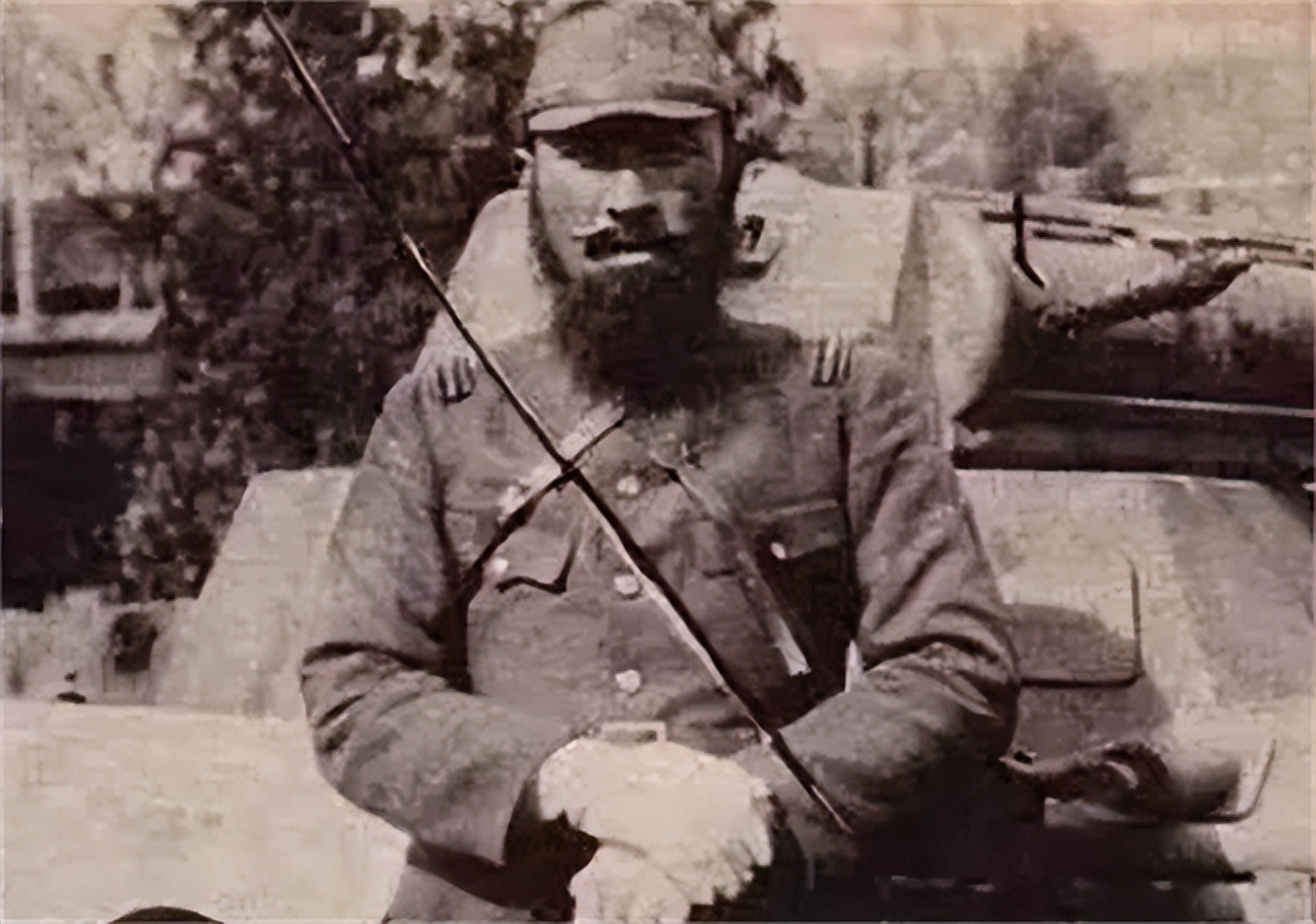 1939年，一日军军官对着中国士兵练枪法，接连射杀8人后，顿时引起周围日本士兵欢