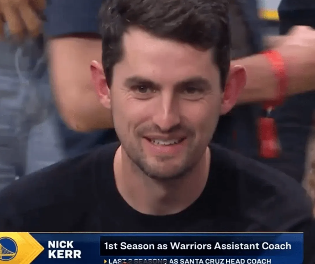 NBA季前赛，勇士主场129-123战胜开拓者。
比赛期间，现场转播方将镜头对准