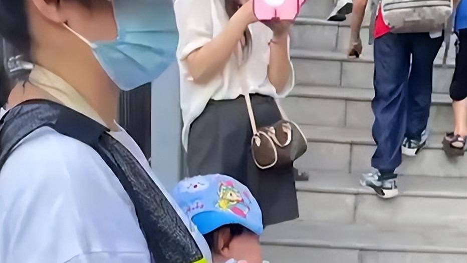 抱两个月大婴儿站岗护学？这位广西妈妈火了！学校这波操作离谱！