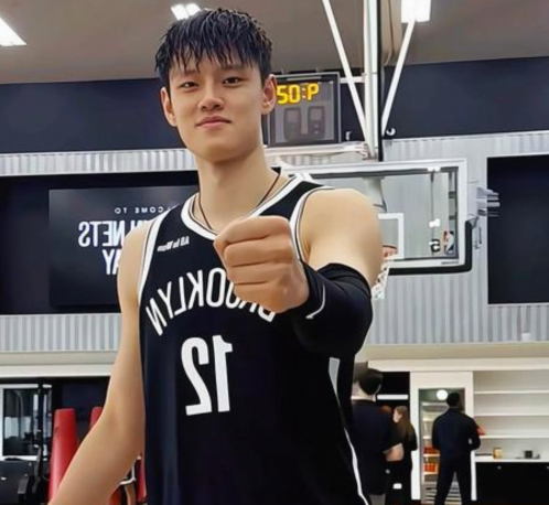 北京时间10月12日，NBA中国赛第二场比赛，篮网111-109险胜太阳，复仇成
