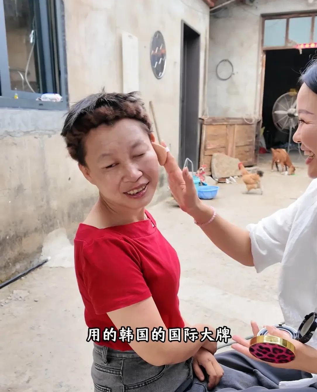 今天的梦秋换装大变样，穿着裙子画着妆。大家商量给宁宁一个惊喜，姐姐说梦秋来家这多