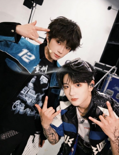 从“避嫌”到“侵略性凝视”，这眼神转变我能盘包浆。冷知识：王姐屈膝那一下，年下感