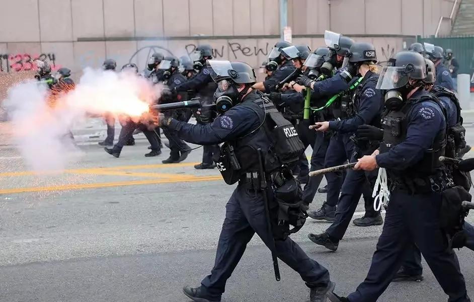 给老美支个招：让加州独立，接着用关税大战收拾他，兵不血刃，何必动刀动枪呢？美国人