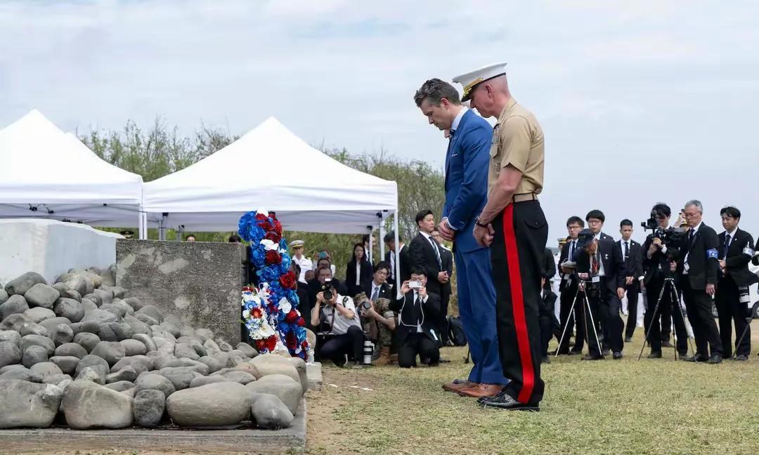 丢人现眼，美国防部长闹笑话。
3月29日，美国国防部长赫格塞思出席硫磺岛美日战死