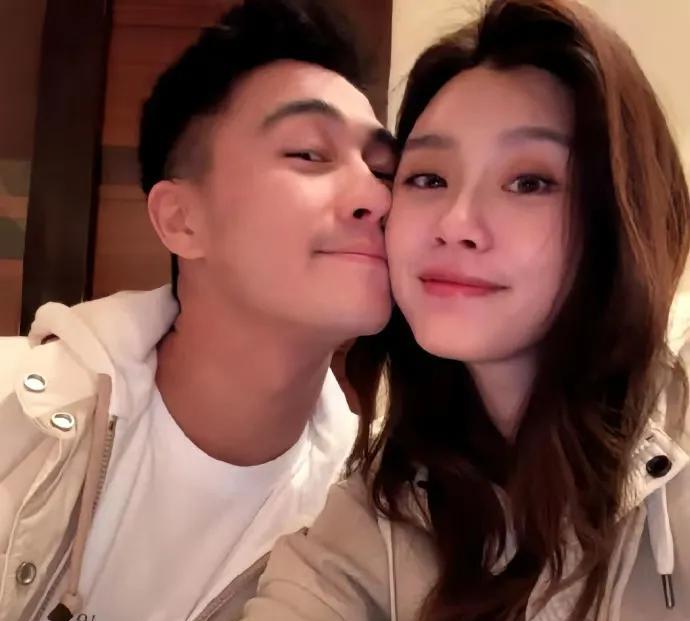 何猷君教给天下男人一个道理
不是不能找超模结婚
也不是不可以炫富，而是要切记，千