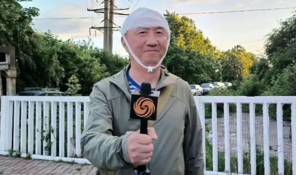【这个俄军宣传员被打，冤吗？！】
1、他是俄军“嵌入式”随军记者，有意宣扬俄军英