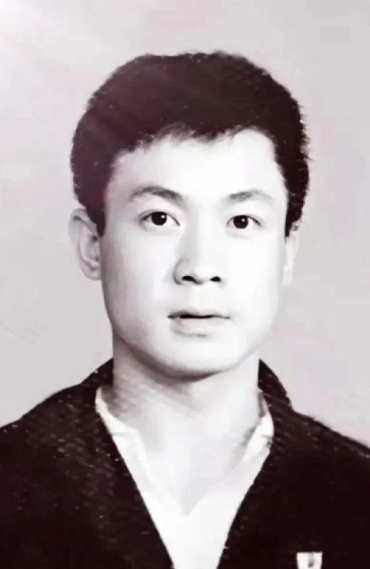 能认出他的人，一定年纪不小了，不信你就试试！
       他是70年代银幕上最