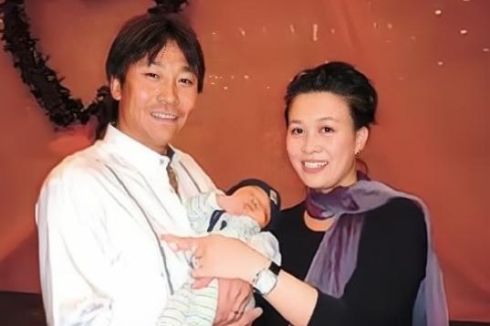 2004年，那英和高峰未婚生下儿子“高兴”，刚做完月子没高兴几天，高峰的情人王纳