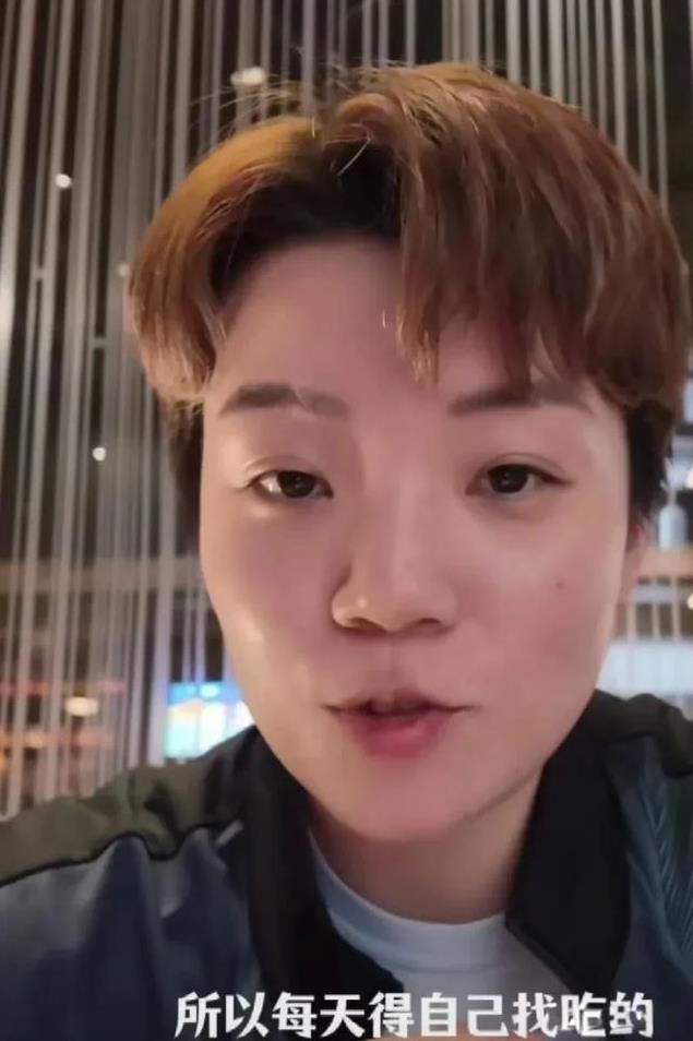 怪不得杜凯琹在采访中提到要赚伙食费，
原来是美国大满贯不管晚饭的，
运动员需要自