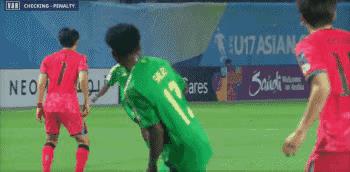 韩国媒体球迷对韩国U17被点球绝平非常不满，对裁判判罚质疑，认为应该是韩国U17
