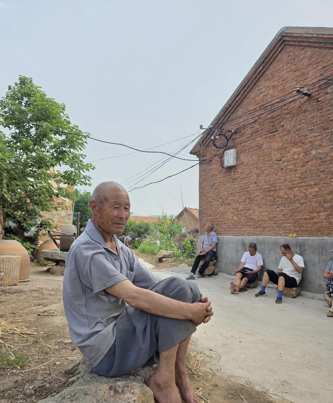 每个人都是一个故事……
生于泥土，长在雨水与阳光交织的泥土。有人说农民是土命，这