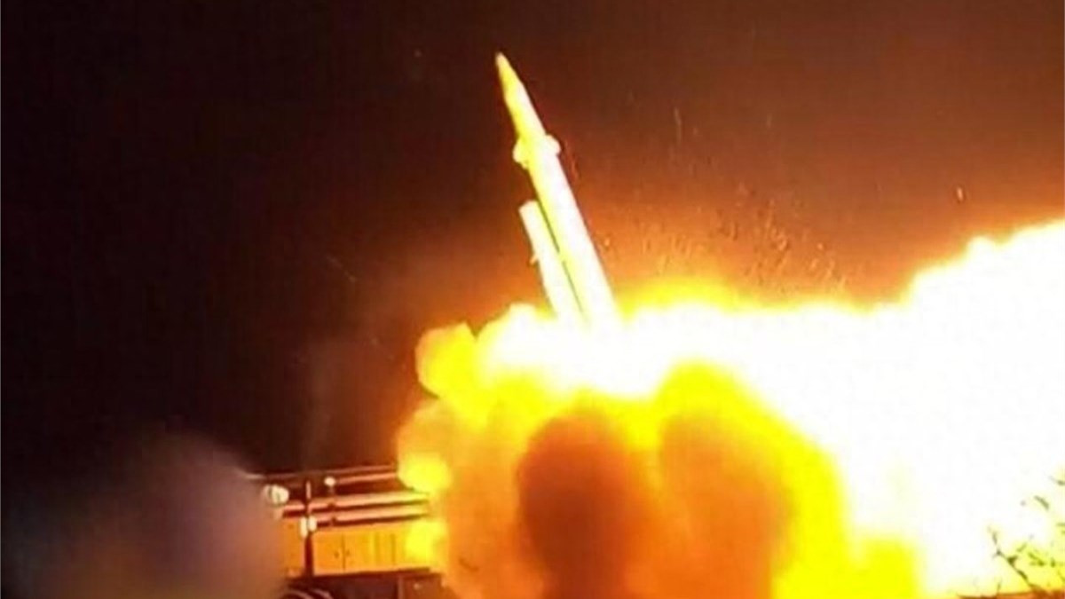 中东激战，导弹突然来袭，美航母狼狈跑路，一架美战机被甩入大海