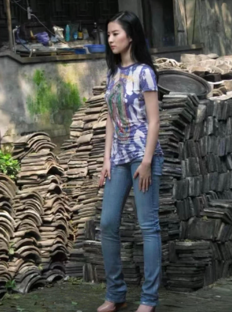 找到两张没见过的刘亦菲照片 ​​​