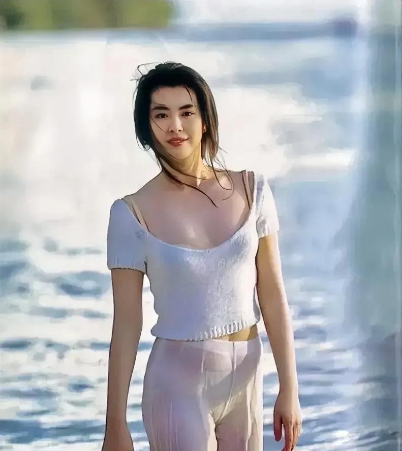 这张照片展现出了1996年29岁的王祖贤在海边的情景，不愧是最美“聂小倩”，真的