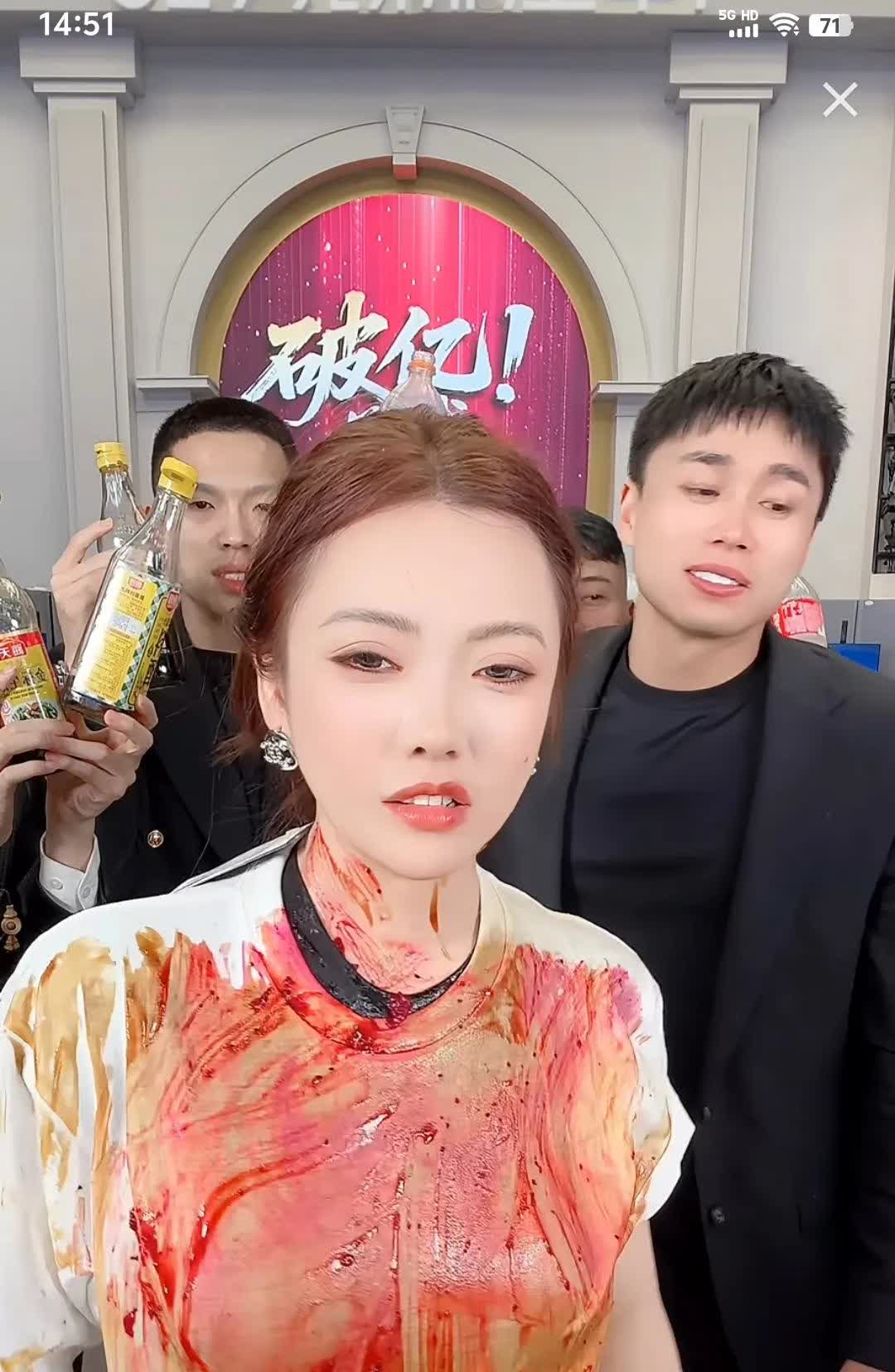 什么？蛋蛋亲了刘二狗？
大家不要误会，刘二狗销售额破亿，蛋蛋在耳边告诉鞠躬，只