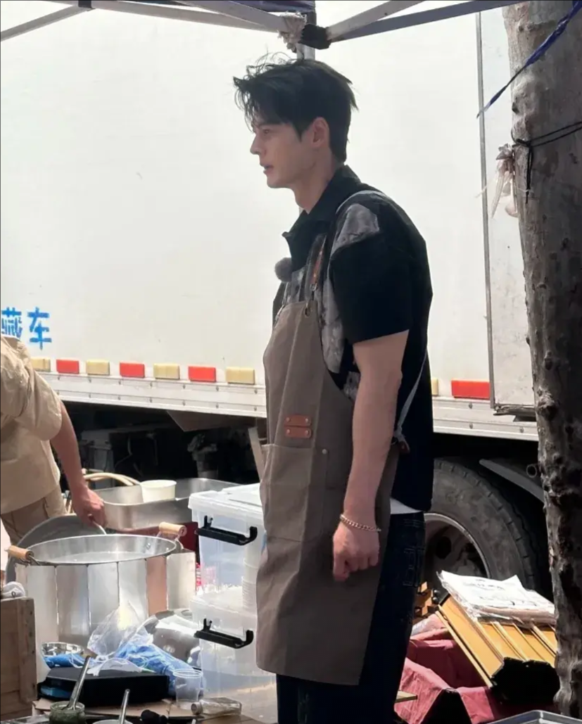 我有一个朋友说她去赶集的时候，
居然真的遇到了郭品超，
而是她发现郭品超根本不像