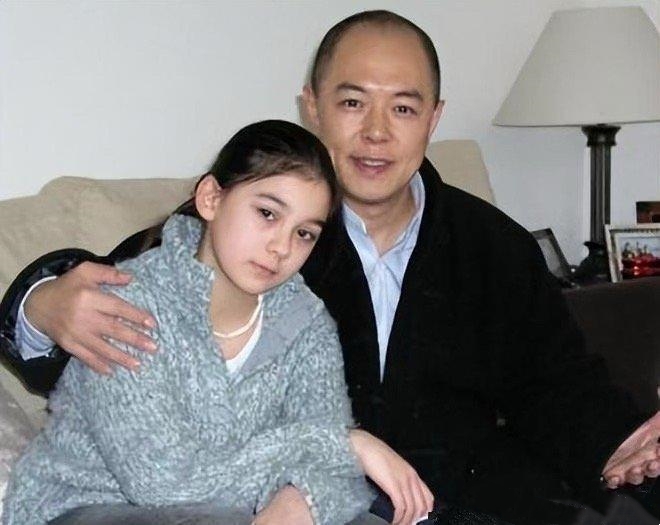 张铁林这个混血女儿张月亮，真是女大十八变，现在颜值在线，气质俱佳，标致的大美女。