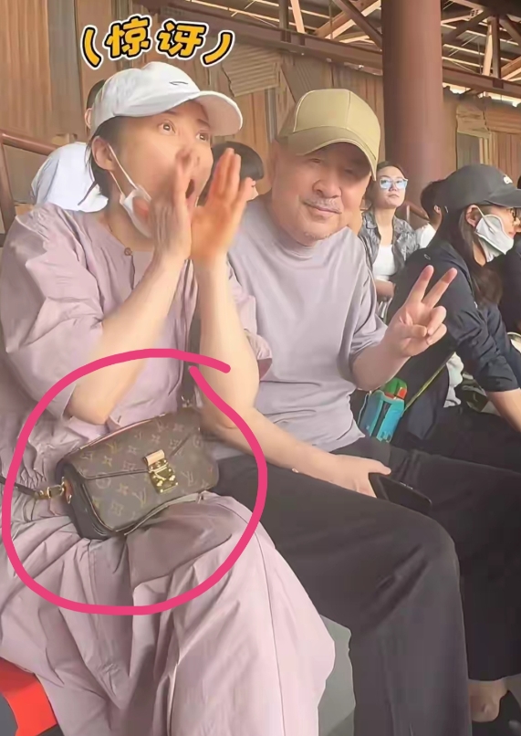 蒋勤勤背 3 万多的 LV 包包，却背出来了地摊货的感觉。

蒋勤勤素颜、穿一条
