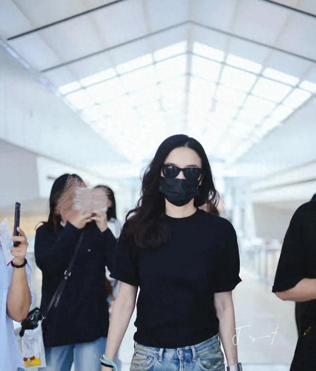 宋佳机场被偶遇，一身打扮真是英姿飒爽，气场十足！
宋佳现身机场，一身打扮直接把安