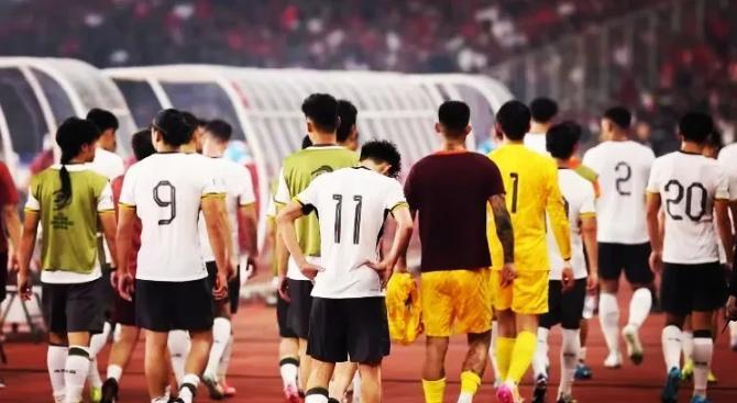 [月亮]外媒嘲笑国足“14亿人找不出23人”！在冲击2026世界杯的关键一战中，