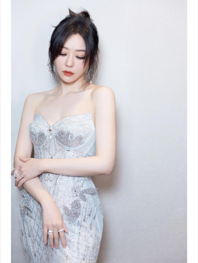 张靓颖好美，身穿抹胸裙，婀娜迷人～ ​​​