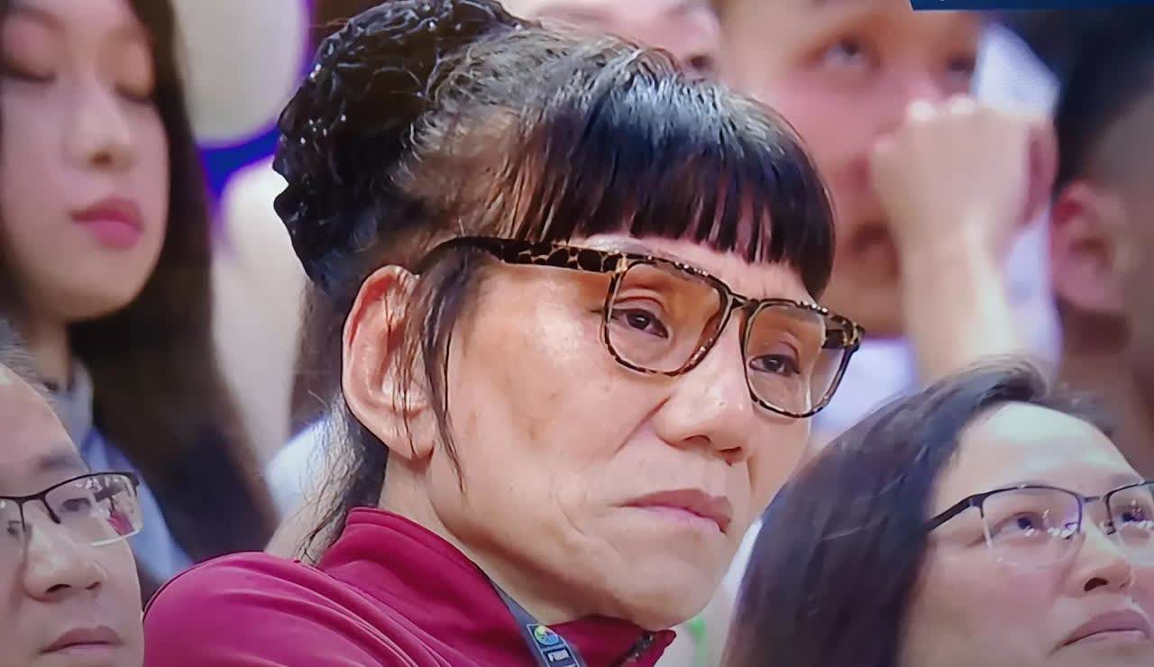 郑海霞现场观战，好像对中国女篮的表现不是太满意！
       中国女篮对阵日