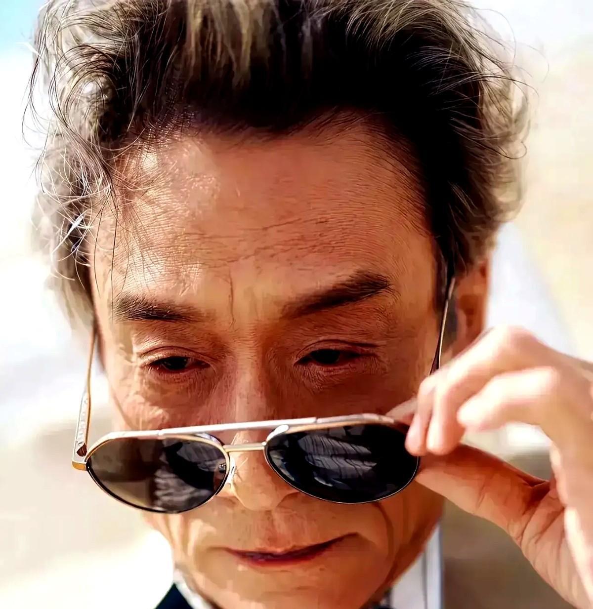 看到梁家辉最近的照片，心里确实咯噔一下，这瘦得有些让人心疼。
本可以到了这个年纪