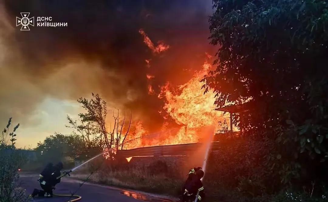 俄军做梦也想不到，乌克兰军队竟然会用无人机进行疯狂性地反扑，这时候他们用这些都是