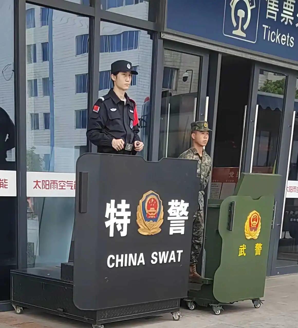武警与特警的防弹盾牌！