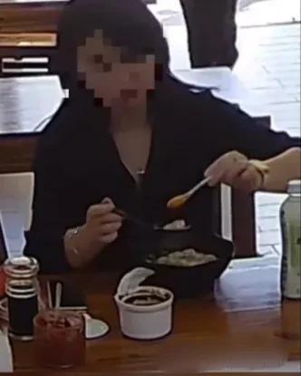 4月29日，一位就餐女子上热搜，上海一女子在餐馆吃了一碗10元的馄饨，却把擦鼻涕