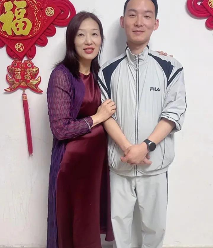 谢岳万万没想到，他一系列的去母留子，被万千网友看不下去了！他维护现任老婆，儿子维