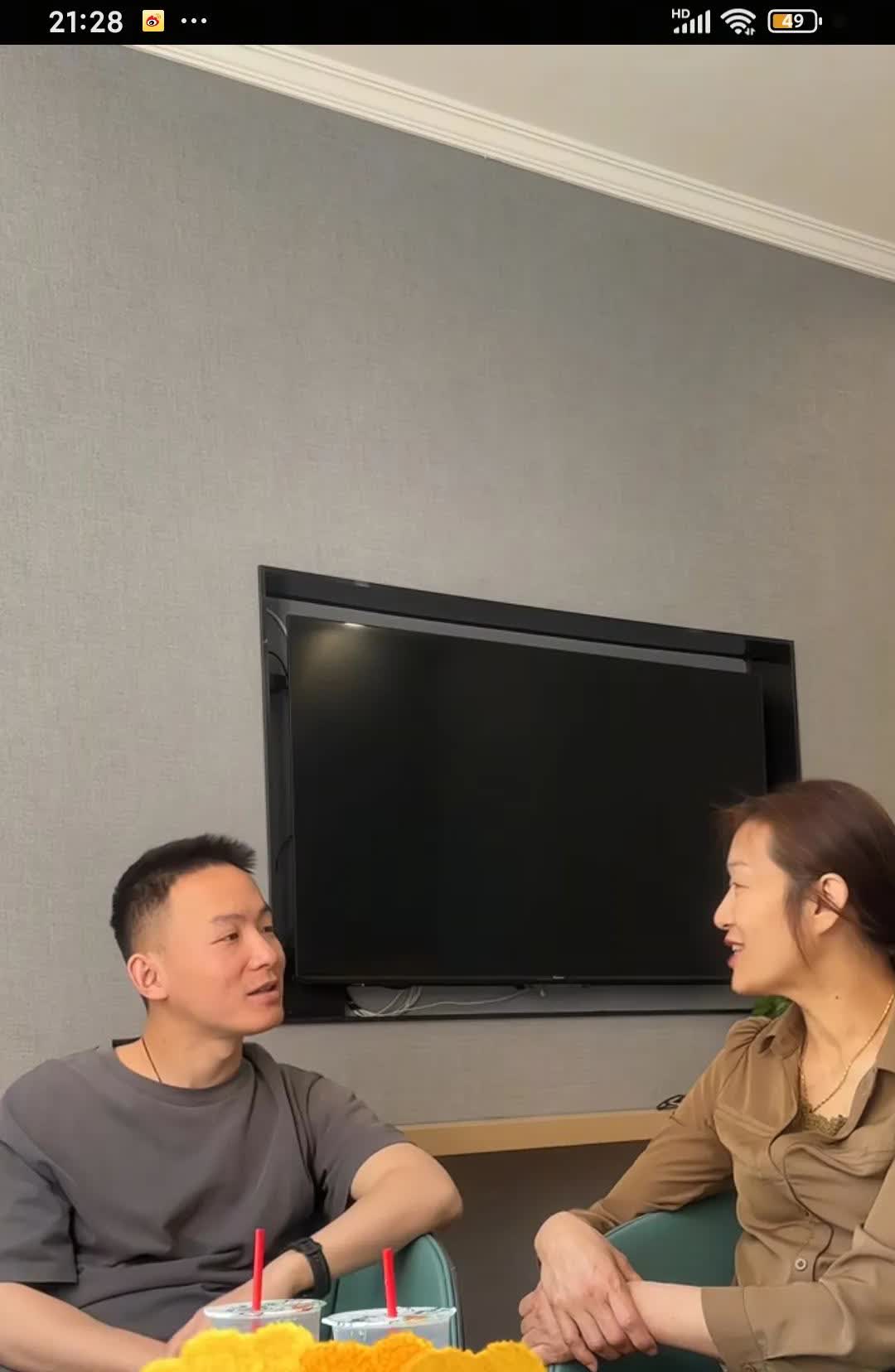 看来谢浩男的妈妈要直播带货了，在带货之前顺便去学校征求了儿子的意见。
    