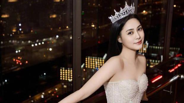阿娇分享44岁生日美照 穿无袖珍珠白裙身姿曼妙
