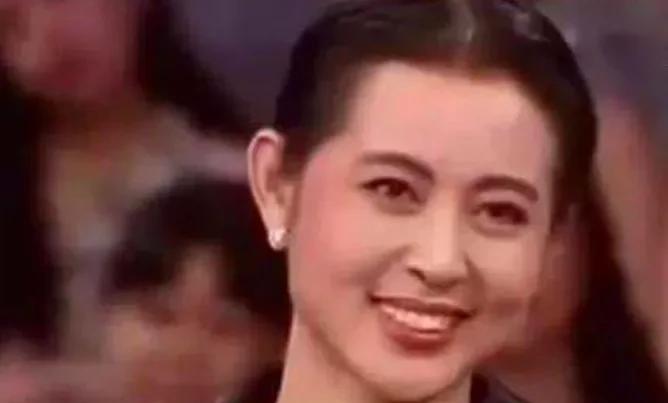 1999年，一个寒冷的冬夜，倪萍，这个曾经红遍大江南北的央视主持人，竟然深夜跑到