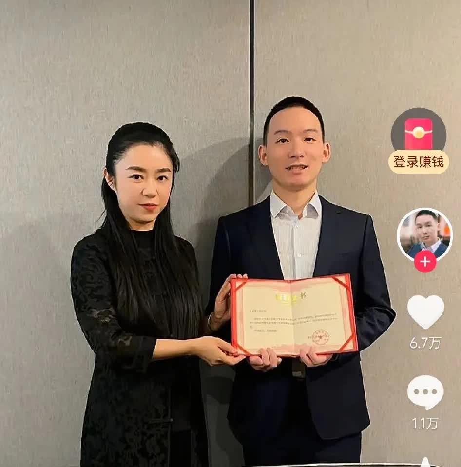 直播两场就捐款50万做公益，许建华和谢浩男这对母子的格局太大了啊！
还有人说他