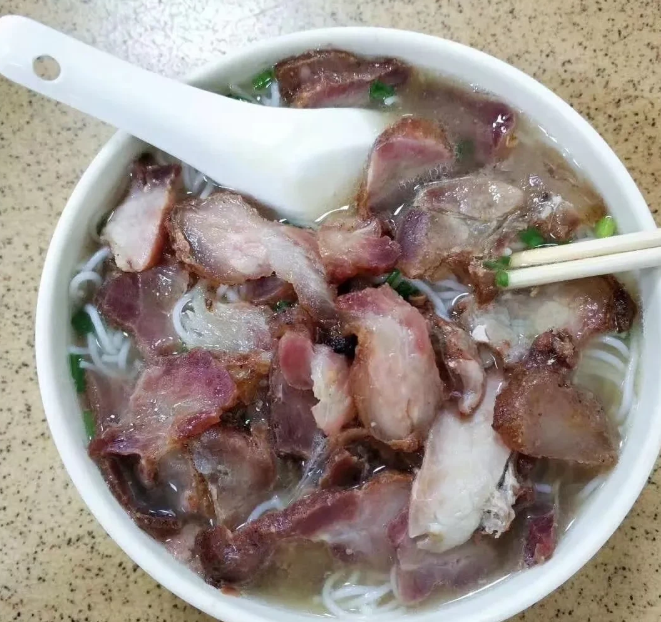这一碗下去，不饱才怪了，这么多肉肉