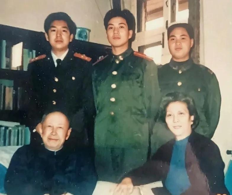 1992年钱学森及蒋英与身边工作人员合影！拍照那一年，钱老爷子已经81岁，夫人蒋
