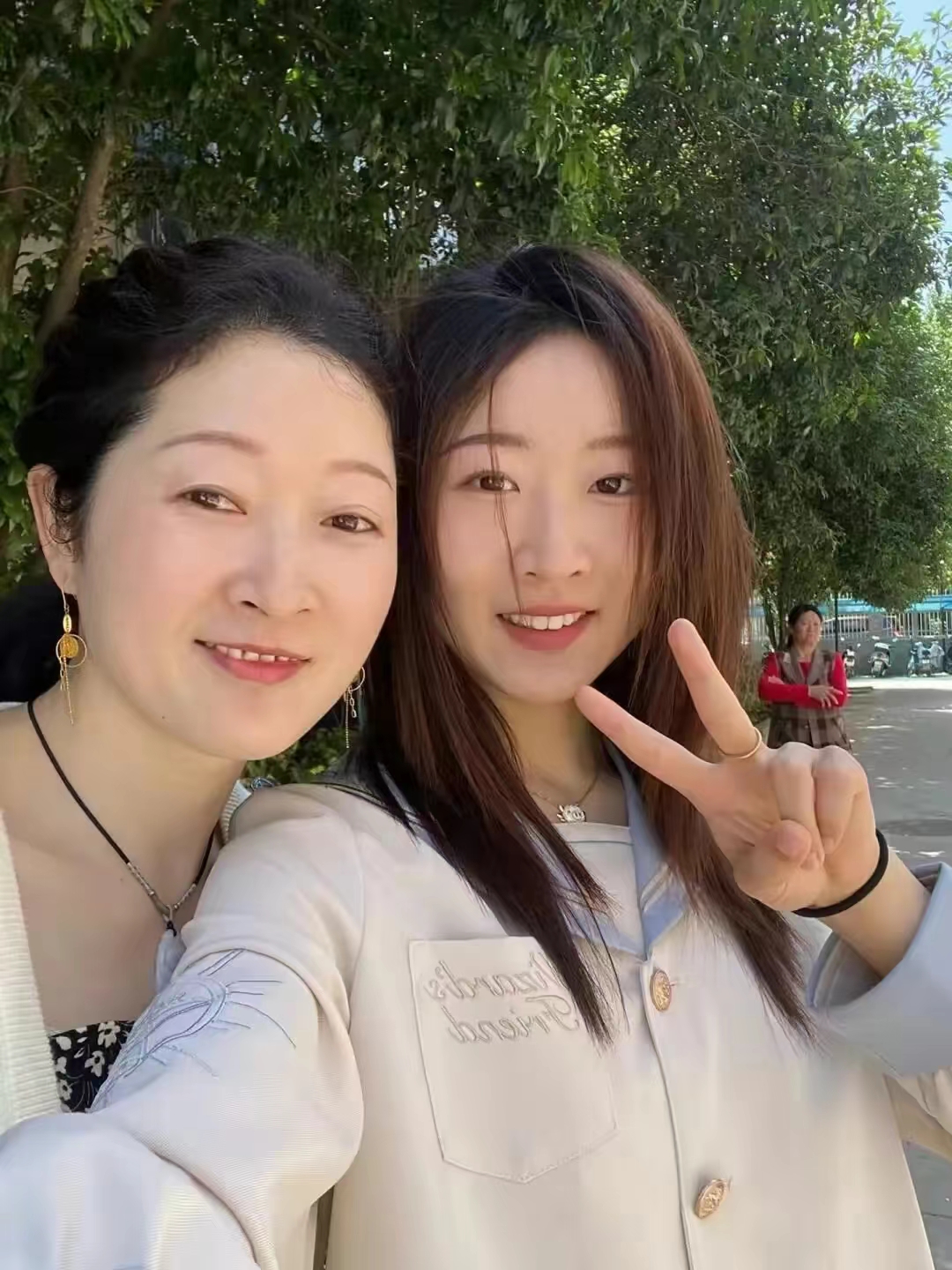 我妈说要挑女婿，她的标准就这么几条：

1.工作稳定，月收入5000以上。
2.