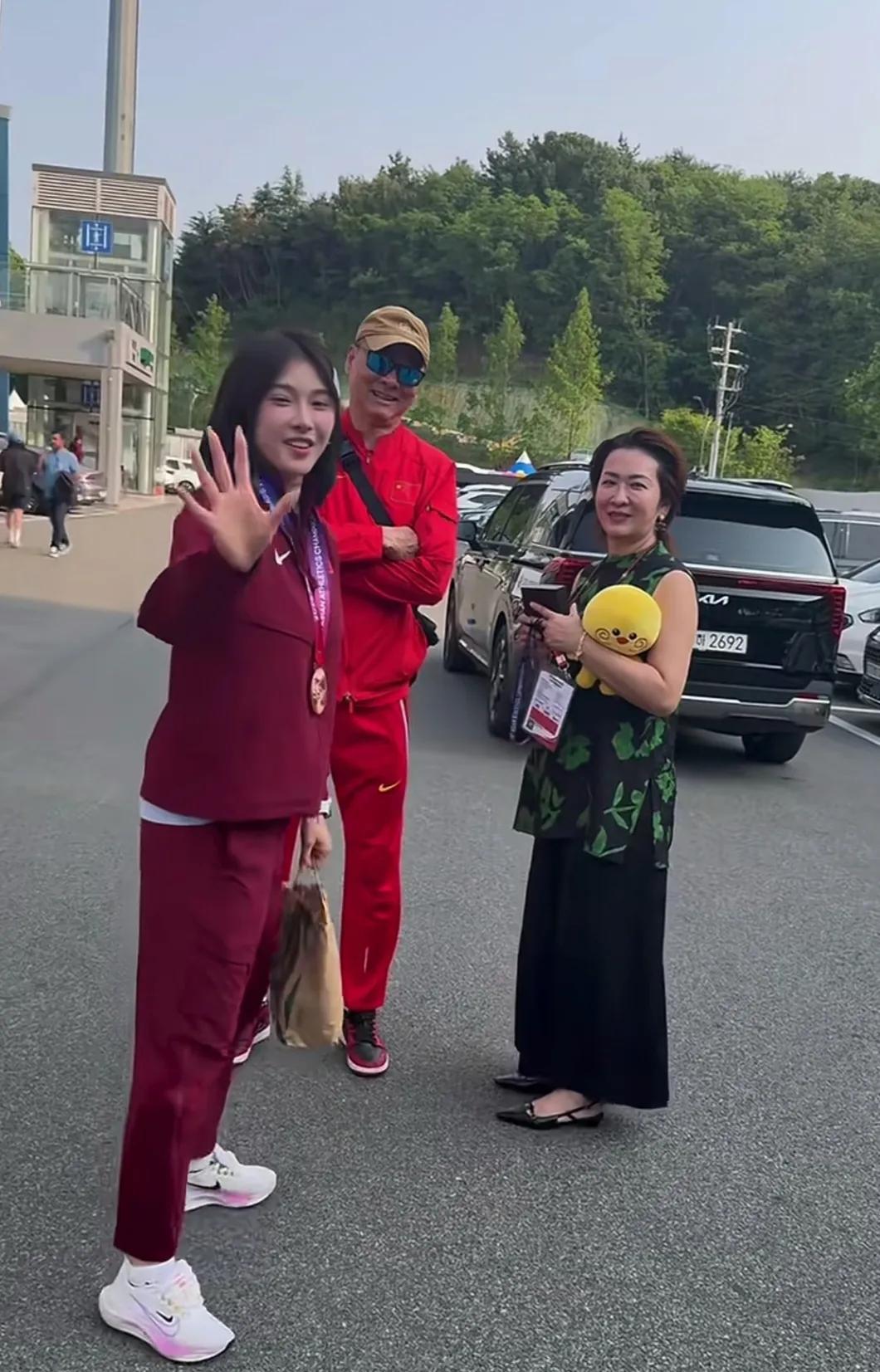 跟她妈妈长得好像，也是一个美人胚子。
她应该算是国内运动员中长得最漂亮的了。
生