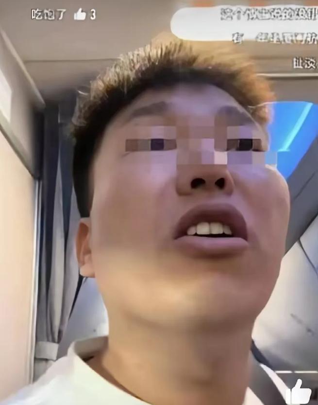 “是有多自卑？”中国男子坐国内航班，飞机上放了五个多小时美化老外的视频，小伙忍无