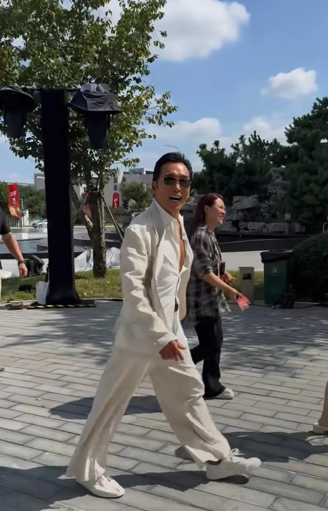 原来真的有人越老越帅气啊！
浩南哥现身衢州，他个子很高，梳着大背头，戴着墨镜，一