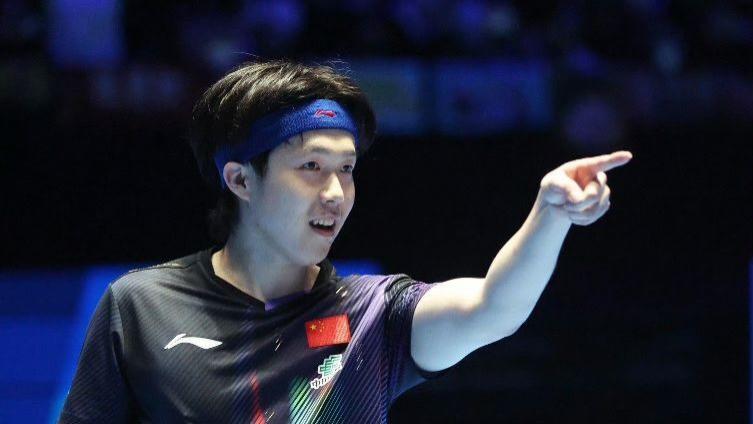 背起重担，扛起大旗，王楚钦做到了！师徒情深，王楚钦卫冕冠军之后，王皓为他耐心擦眼泪